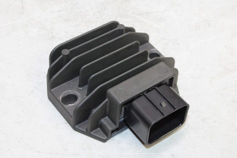 Regulador de voltaje rectificador OEM SUZUKI GSXS750 2023 Foto 1 de 4