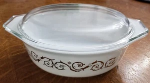 Cazuela de colección Pyrex Empire Scroll 1-1/2 cuartos #043 con tapa ~ DORADO SOBRE BLANCO ~ 1961 - Imagen 1 de 7