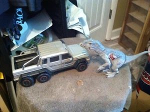 Mordedores Jada Mercedes-Benz G63 AMG 6x6 Jurassic World e Indominus Rex escala 1/24 - Imagen 1 de 15
