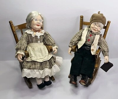 老式奶奶和爷爷瓷娃娃木制摇椅 — 第 1/4 张图片