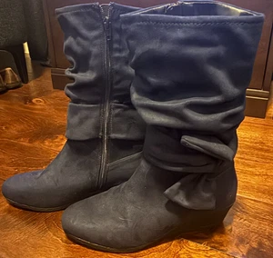 Stivali donna Jaclyn Smith zeppa taglia 8 blu navy ecopelle scamosciata fiocco zip laterale - Foto 1 di 9