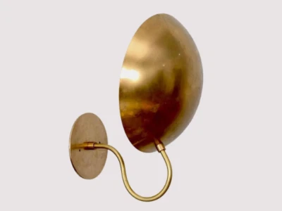 Aplique de pared curvo de latón estilo moderno mediados de siglo hecho a mano lámpara de pared de latón crudo Foto 1 de 4