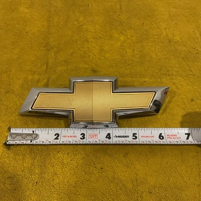 Chevrolet Camaro 2016-2024 parrilla delantera emblema logotipo P/n 23269466 OEM  Foto 1 de 4