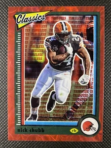 Mira telescópica roja Panini Classics Nick Chubb Timeless Tributes 2022/35 #22 Cleveland - Imagen 1 de 2