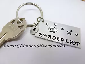 Wanderlust - casa rodante - llavero personalizado de aluminio estampado a mano. - Imagen 1 de 3