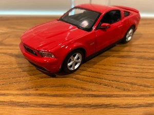 Ford Mustang GT 2011 - Maßstab 1/24 - Farbe rot - von Maisto - Bild 1 von 6