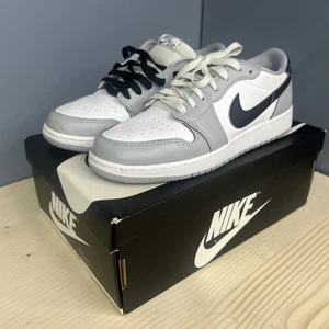 Nike Air Jordan 1 Retro Low OG Barons White/Black-Wolf Grey Youth 7Y - Bild 1 von 13
