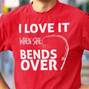 I LOVE IT WHEN SHE BENDS OVER - Funny Fishing - Caña de pescar Camiseta - Imagen 1 de 25