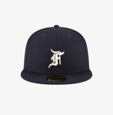 Gorra ajustada New Era Fear of God ESSENTIAL para hombre LANA LOGO SOMBRERO PARA HOMBRE TALLA Foto 1 de 4