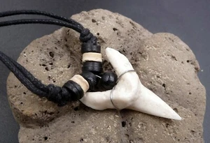 Collier dent de requin tigre perles en bois de cocotier artisanat Indonésie - Imagen 1 de 3