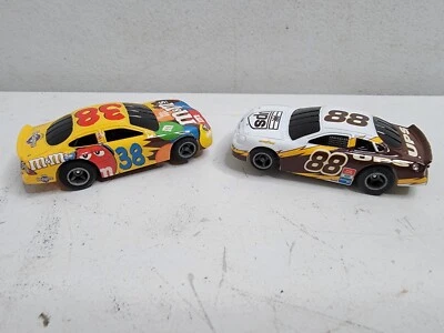 Coches de juguete Nascar 38 M&Ms Elliott Sadler 88 UPS Dale Jarrett escala 1:64 sin control remoto Foto 1 de 4