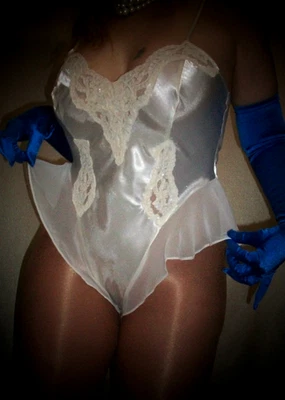 Vtg Victoria's Secret Ivory Lace Satin Teddy Bodysuit Lingerie M NWT - Image 1 of 4