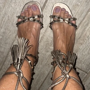 Sandalias planas Valentino Garavani Rockstud doradas con borlas con cordones 39,5 - Imagen 1 de 9