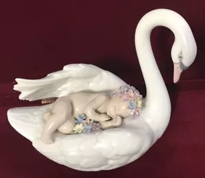 LLADRO #6758 ~ DRIFTEN DURCH DREAMLAND ~ BABY SCHLÄFT AUF SCHWAN ~ feines Porzellan - Bild 1 von 12