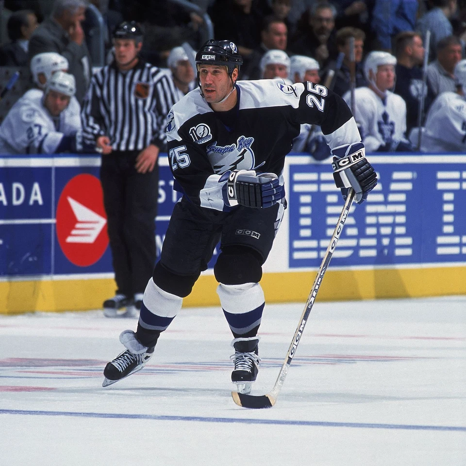 Dave Andreychuk Tampa Bay Lightning Unsigned 8x10 Photo B - Image 1 of 1