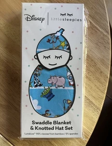 Little Sleepies Disney Pixar blau Toy Story Swaddle Decke & geknotete Mütze Set - Bild 1 von 1