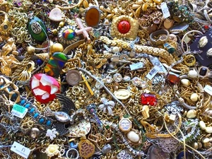 Lote de joyas de 10 libras vintage y nuevas pedrería y cuentas chatarra y desgaste enredos DIVERTIDO CAZAR - Imagen 1 de 10