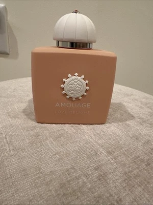 Amouage LOVE DELIGHT 3,4 oz. Eau de Parfum Spray para Mujer Foto 1 de 4
