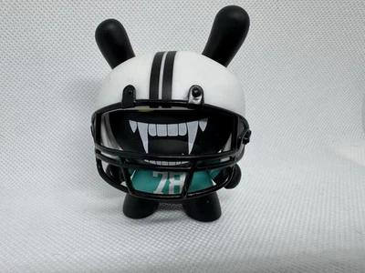 Figura de vinilo Kidrobot Sideshow Funny Mishka Death Adder Football Bear 78 sin caja Foto 1 de 4
