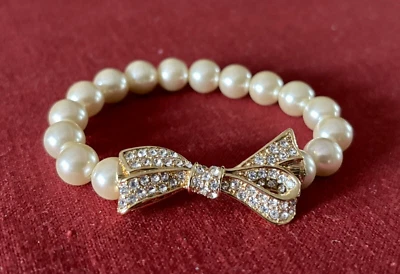 Pulsera elástica Kenneth Jay Lane con arco de cristal pavé y perlas simuladas Foto 1 de 4