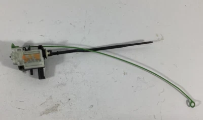 Замок привода заслонки топливного бака 2007-2013 BMW 328i E92 E90 6985880 от оригинального производителя. - Изображение 1 из 4