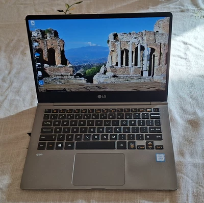 LG Gram 13Z990-A.AAS5U1 i5-8265U 1.6GHz 8Gb 256Gb SSD 1080P Táctil Win11-PRO Foto 1 de 4