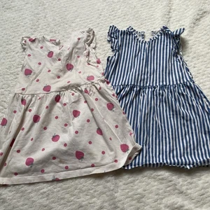 2x H&M Baby Kleid - Gr. 86 - ärmellos- Mädchen Sommer Kleidung - weich  - Bild 1 von 2
