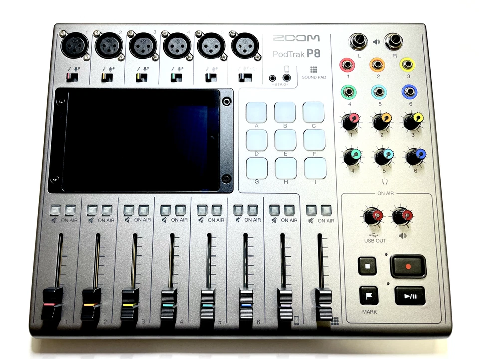 ZOOM PodTrak P8 Workstation for Podcast Recorder Smartphone Tablet Silver - Image 1 of 4