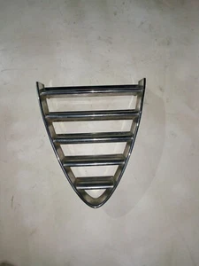 GRIGLIA PARAURTI VENTILAZIONE STEMMA ALFA ROMEO 156 156041273 - Picture 1 of 6