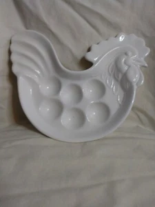 Plato de huevo de gallo blanco. Tiene capacidad para 6 huevos 9,5" X 5,5". Usado - Imagen 1 de 5