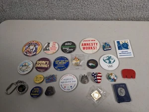 Konvolut (24) Pins Buttons Sprüche Politik Disney Border Patrol - Bild 1 von 2