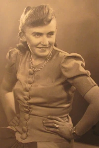 RAR priv Foto alter Zeit 1942 Porträt schöne junge Frau Mädchen Hingucker Blick - Bild 1 von 3