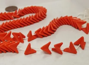 100 VINTAGE CORAL ACRYLIC STACKABLE CHEVRON TRIANGLE 10mm. DECO BEADS N492 - Picture 1 of 4