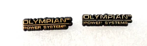 2 Vintage Caterpillar Olympian Power System Generator Hut Kunststoff Anstecknadel Neu NOS - Bild 1 von 3