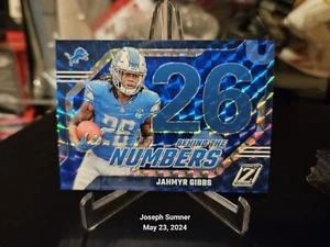 Jahmyr Gibbs Detroit Lions 2023 Panini Zenith #9 Behind The Numbers Blue Prizm - Bild 1 von 2