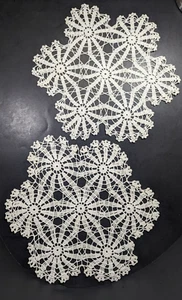Dos tapetes blancos vintage hechos a mano de ganchillo 100 % algodón de 13" de diámetro - Imagen 1 de 6