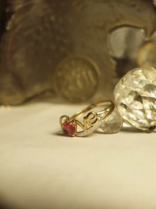 375 YELLOW & WHITE GOLD RED GARNET & DIAMOND LOVE RING - Picture 1 of 12