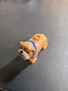 Lego 1x Nuevo Turrón Mediano Perro Bulldog Mascota con Collar Azul Animal RARO - Imagen 1 de 1