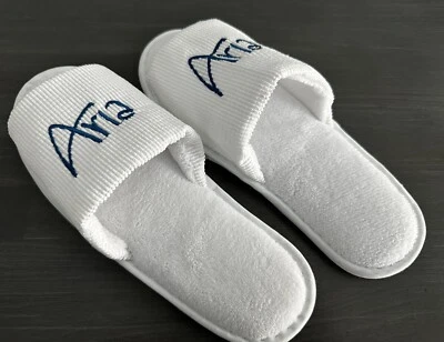 🔥 Chinelos de luxo 10,5”x 4” ARIA Resort & Casino VEGAS Hotel com logotipo marinho “ARIA” - Imagem 1 de 4