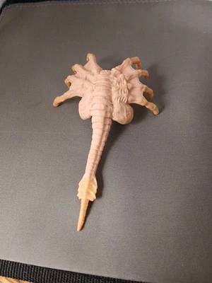 Boneco de ação recém-nascido alienígena apenas Alien Resurrection 1997 Hasbro Signature Series - Imagem 1 de 4