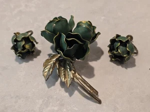1940'S - 1950'S GOLD TONE METAL ROSE BROOCH & EARRINGS - Picture 1 of 14