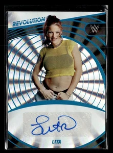Lita 2023 Panini Revolution WWE #AG-LTA Autografi Sunburst - Foto 1 di 2