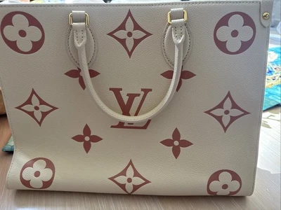 Louis Vuitton On The Go MM Monograma Empreinte Crema Rosa Marfil Rosa M21575  Foto 1 de 3