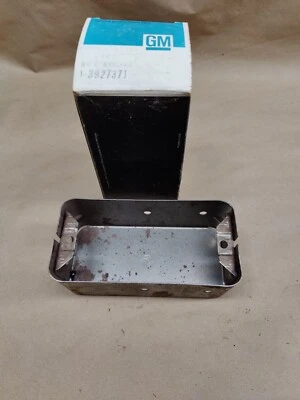Carcaça da lâmpada indicadora lateral traseira de caminhão Chevy/GMC 1968-84 GM #: 3927371 - Imagem 1 de 3