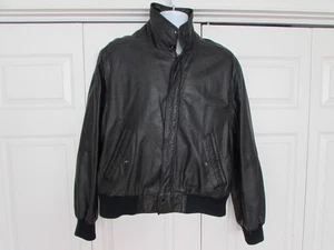 SCHÖNE VINTAGE MEMBERS ONLY HERREN SCHWARZE LEDER BOMBER JACKE - FULL ZIP - GR. 46 - Bild 1 von 4