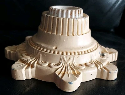 Lámpara de techo de metal con pergaminos de montaje empotrado ornamentada de colección Art Deco victoriano Xx Foto 1 de 4