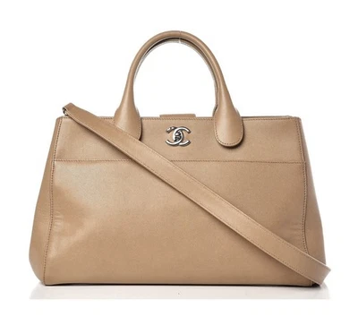 Сумка с короткими ручками Chanel Caviar Medium Cerf Executive Shopper бежевая  - Изображение 1 из 4