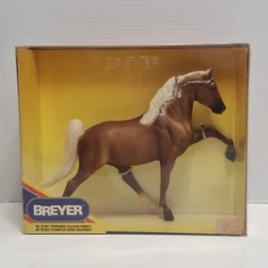 BREYER Tennessee Cavallo da Passeggio II Rosso Acetosa Criniera Bianca 701097 - Foto 1 di 15