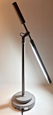 Abajur de mesa OttLite modelo 838267 – braço oscilante longo, sombra de metal – luz natural do dia - Imagem 1 de 4