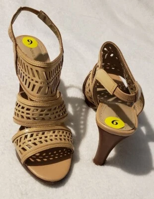 Tacones Adrienne Vittadini de cuero tostado recortados con láser talla 9 M  Foto 1 de 4